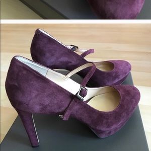 Runs smallSize 81/2 Vince Camuto purple suede pump